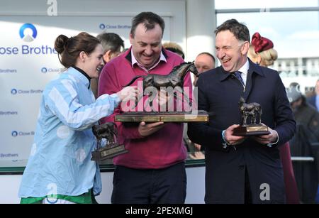 Connessioni vincenti jockey Rachael Blackmore, proprietario kenny Alexander e allenatore Henry de Bromhead. Gara 5 il 4,10 Chiudi la gara d'ostacoli dei fratelli Mares Foto Stock