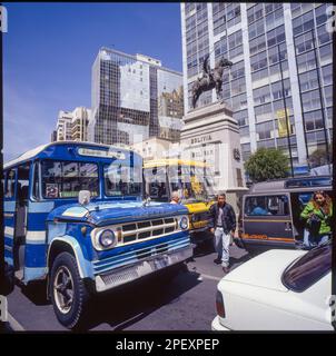 Boilivia, la Paz, il centro e quartiere finanziario della capitale con una statua di Simon Bolivar. Foto Stock