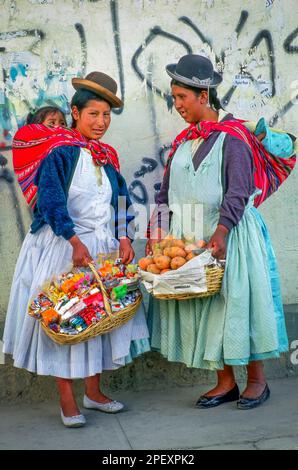 Bolivia, la Paz. Aymara donne che vendono patate e dolci. Foto Stock