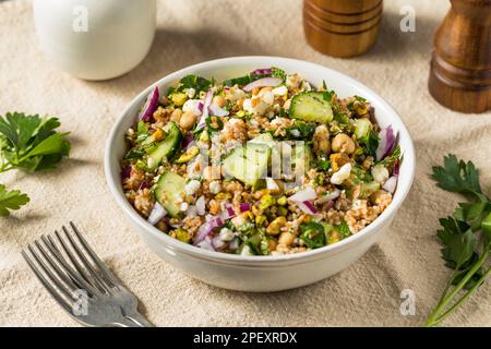 Insalata di grano bulgaro biologico Jennifers Raw con cetriolo e Feta Foto Stock