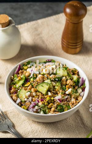 Insalata di grano bulgaro biologico Jennifers Raw con cetriolo e Feta Foto Stock