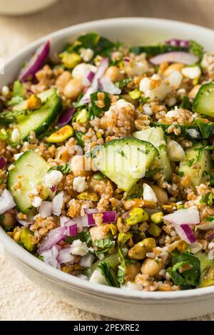 Insalata di grano bulgaro biologico Jennifers Raw con cetriolo e Feta Foto Stock