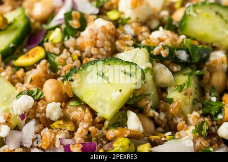 Insalata di grano bulgaro biologico Jennifers Raw con cetriolo e Feta Foto Stock