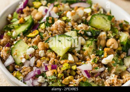 Insalata di grano bulgaro biologico Jennifers Raw con cetriolo e Feta Foto Stock