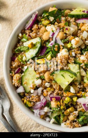 Insalata di grano bulgaro biologico Jennifers Raw con cetriolo e Feta Foto Stock