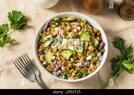 Insalata di grano bulgaro biologico Jennifers Raw con cetriolo e Feta Foto Stock