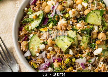 Insalata di grano bulgaro biologico Jennifers Raw con cetriolo e Feta Foto Stock