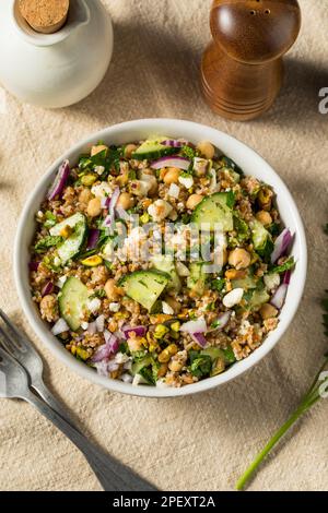 Insalata di grano bulgaro biologico Jennifers Raw con cetriolo e Feta Foto Stock