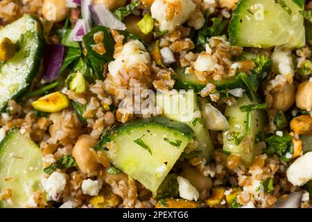 Insalata di grano bulgaro biologico Jennifers Raw con cetriolo e Feta Foto Stock