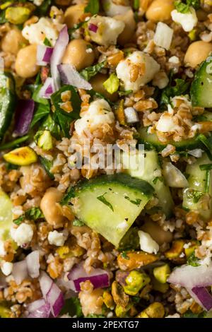 Insalata di grano bulgaro biologico Jennifers Raw con cetriolo e Feta Foto Stock