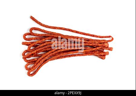 Salsiccia affumicata secca isolata, bastoncini sottili di salame, Cabanossi, Kabanos, Embutido secco, Salsiccia di bratwurst sottile su sfondo bianco Foto Stock