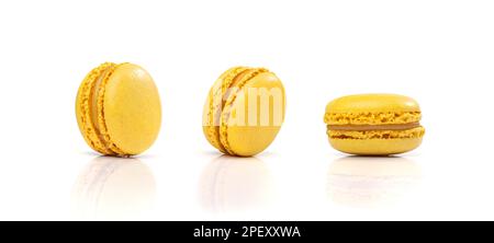 Torta di macaron gialla isolata, cookie di macarone al limone, meringa alle mandorle, amaretti dolci, dessert francese colorato su sfondo bianco Foto Stock