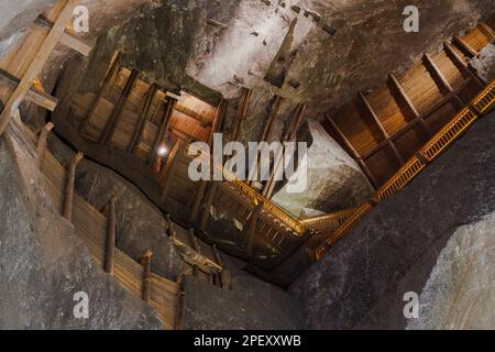 Cracovia, Polonia miniera di sale di Wieliczka - Kopalnia soli Wielicska - interno illuminato vista dall'alto, con scala in legno che conduce al percorso turistico panoramico. Foto Stock