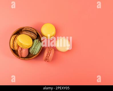 Torta al macaron isolata, biscotti al macarone, meringa alle mandorle, amaretti dolci, dessert francese colorato su sfondo bianco Foto Stock
