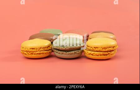 Torta al macaron isolata, biscotti al macarone, meringa alle mandorle, amaretti dolci, dessert francese colorato su sfondo bianco Foto Stock