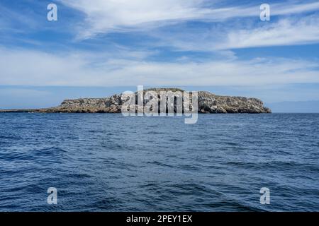 Un'isola tranquilla con acque cristalline e blu, adagiato su uno splendido sfondo del cielo in Messico Foto Stock