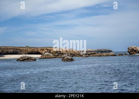 Un'isola tranquilla con acque cristalline e blu, adagiato su uno splendido sfondo del cielo in Messico Foto Stock