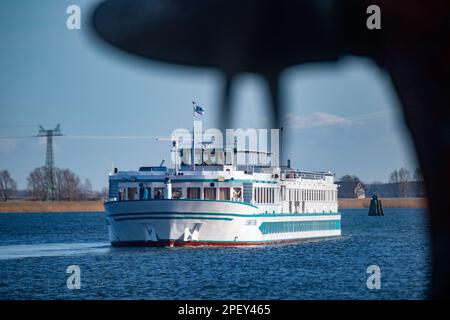 16 marzo 2023, Meclemburgo-Pomerania occidentale, Peenemünde: Una nave da albergo naviga con il sole di fronte al porto di Peenemünde. Secondo il servizio meteorologico, il tempo rimarrà instabile nei prossimi giorni con l'aumento delle temperature. Foto: Stefan Sauer/dpa Foto Stock