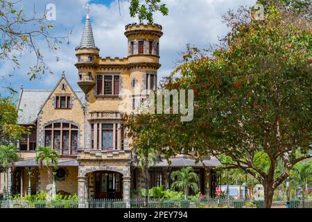 Bella facciata in mattoni del Castello di Stollmeyer, situato nel porto di Spagna, Trinidad e Tobago. Foto Stock