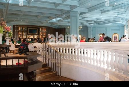 Interno del bellissimo ristorante di Sadelle con soffitti modellati in ringhiere scolpite di blu pallido e bianco che conducono all'area salotto: Las Vegas, Nevada. Foto Stock