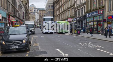 Taxi e autobus in Union Street, Glasgow, Scozia, Regno Unito Foto Stock