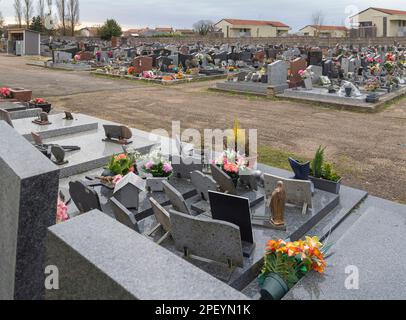 Impressioni al cimitero di Verdun, una grande città nel dipartimento della Mosa a Grand Est, nel nord-est della Francia. E 'ben noto per dare il suo nome a. Foto Stock