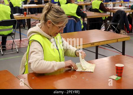 Olanda-Marzo 15th, elezioni provinciali e waterboard con banchi volontari nella sala sportiva per contare i voti a Zuidplas Foto Stock