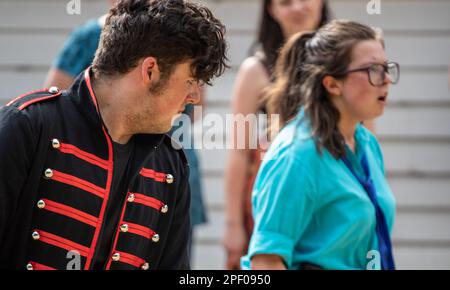 Una rappresentazione sul lungomare di Romeo e Giulietta nel Suffolk rurale con Mercutio indossato una giacca militare Foto Stock