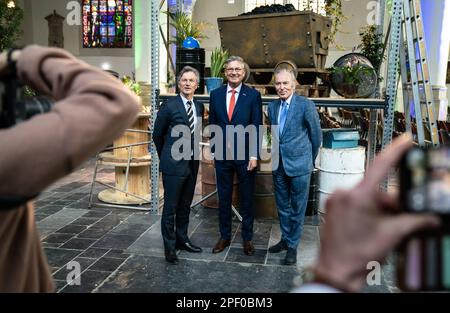 L'AIA - (VLNR) Arno Visser, nuovo presidente di Bouwend Nederland, Maxime Verhagen ed Elco Brinkman, durante l'addio di Verhagen come presidente di Bouwend Nederland. È stato alla guida del gruppo di interesse per il settore delle costruzioni da quasi dieci anni. ANP BART MAAT netherlands OUT - belgio OUT Foto Stock