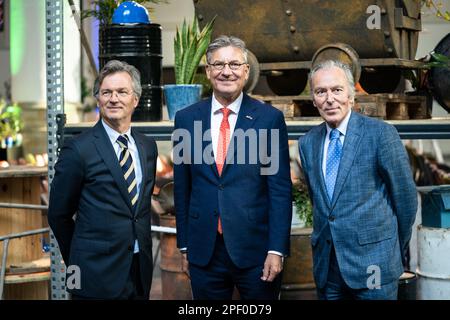 L'AIA - (VLNR) Arno Visser, nuovo presidente di Bouwend Nederland, Maxime Verhagen ed Elco Brinkman, durante l'addio di Verhagen come presidente di Bouwend Nederland. È stato alla guida del gruppo di interesse per il settore delle costruzioni da quasi dieci anni. ANP BART MAAT netherlands OUT - belgio OUT Foto Stock