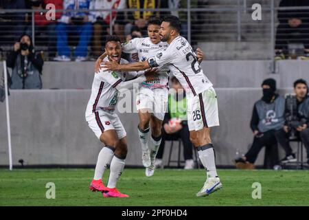 Il centrocampista Alajuelense Aaron Suarez (10) celebra un gol con il centrocampista Alexander Lopez (11) e il difensore Giancarlo Gonzalez (26) durante un CONCACAF Foto Stock