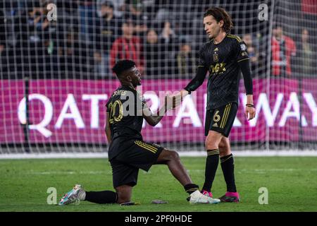 Il centrocampista LAFC Ilie Sánchez (6) festeggia con il centrocampista José Cifuentes (20) dopo aver sconfitto Alajuelense durante una partita della CONCACACAF Champions League, Foto Stock