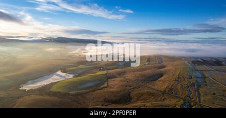 Inversione della nuvola sulla campagna Cumbria, con le campane Howgill sullo sfondo. Ravenstonedale, Cumbria. Foto Stock