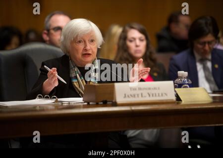 Il Segretario del Tesoro degli Stati Uniti Janet Yellen testimonia dinanzi alla Commissione del Senato degli Stati Uniti sulle finanze audizione sul finanziamento dell'anno fiscale 2024 per il Dipartimento del Tesoro a Capitol Hill a Washington, DC Giovedi, 16 marzo 2023.Credit: Rod Lamkey/CNP /MediaPunch Foto Stock
