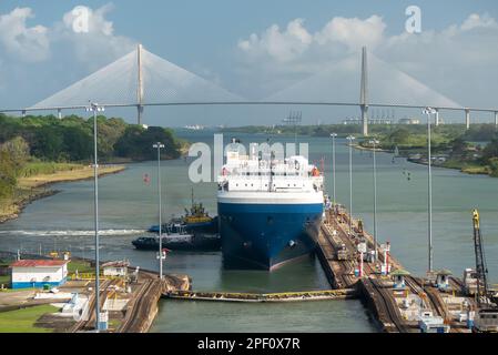 Transitare il canale di Panama: Negoziare le chiuse Gatun con il Puente Atlántico in lontananza. Foto Stock