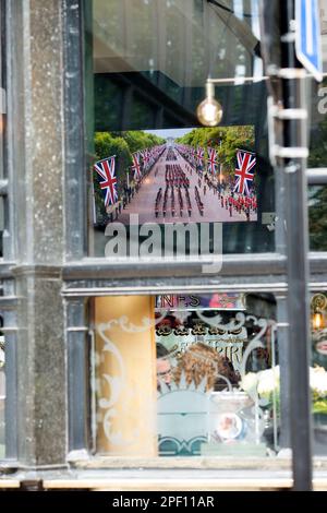 Uno schermo TV mostra la copertura del giorno dei funerali della defunto Regina Elisabetta II in un pub nel centro di Londra, il giorno del suo funerale. Foto Stock