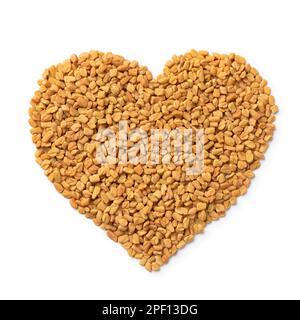 Semi di fenugreek a forma di cuore isolati su sfondo bianco Foto Stock