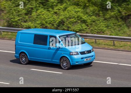 2006 (06) TRASPORTATORE blu T30 SWB P/V 130TDI 2460cc manuale a 6 velocità, furgone LCV Panel; in viaggio sull'autostrada M6, Regno Unito Foto Stock