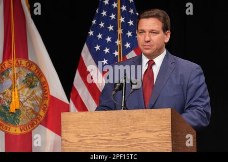 Il governatore della Florida Ron DeSantis parla a Milton, Florida, il 2 febbraio 2023. (USA) Foto Stock