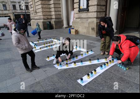 Le persone illuminano candele vicino al Teatro dell'Opera, mentre onorano i morti. I russi hanno sparato un attacco aereo sull'edificio del teatro a Mariupol, dove erano presenti più di 1.000 civili. A causa di questa tragedia, molte persone sono morte, compresi i bambini. Per onorare la memoria dei morti e sostenere il popolo di Mariupol, molte città ucraine stanno compiendo azioni pacifiche sotto il nome di 'DOVE SEI?. La Russia ha invaso l'Ucraina il 24 febbraio 2022, scatenando il più grande attacco militare in Europa dalla seconda guerra mondiale (Foto di Mykola TYS/SOPA Images/Sipa USA) Foto Stock