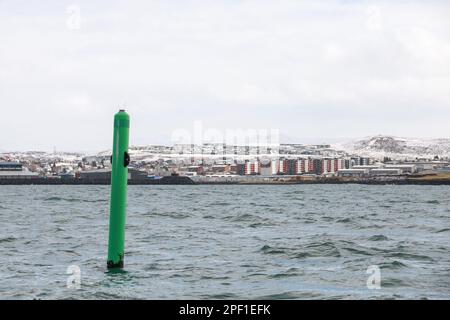 Porta mano verde di gavitello con luce in cima. Attrezzature di navigazione del porto di Reykjavik, Islanda Foto Stock