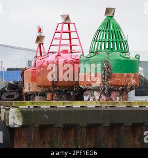 Vecchie boe di navigazione sono sul molo nel porto di Reykjavik, Islanda. Foto quadrata in primo piano Foto Stock