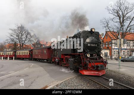 Un treno a vapore a scartamento ridotto Harz che parte da Wernigerode e si porta al Brocken Foto Stock