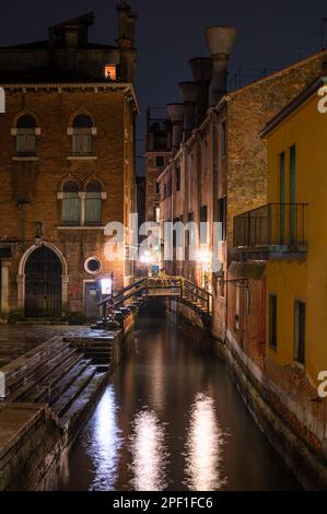 Venezia, Italia - 22 febbraio 2023: Il canale laterale al mercato di Rialto a Venezia di notte Foto Stock