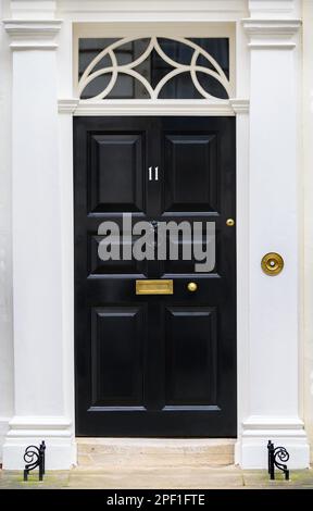 Porta del 11 Downing Street, residenza ufficiale del Cancelliere dello scacchiere (ministro delle finanze britannico) Westminster, Londra, Regno Unito Foto Stock