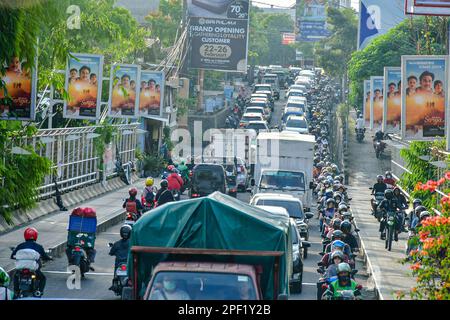 Malang, Indonesia. 16th Mar, 2023. Persone bloccate in ingorghi di traffico durante l'ora di punta a Malang. La polizia nazionale indonesiana (Polri) ha rilevato che il numero di veicoli a motore in Indonesia ha raggiunto i 152,51 milioni di unità a dicembre 31 2022. Di questi, 126,99 milioni di unità o il 83,27% di esse sotto forma di motocicletta. In Indonesia, 19,31 milioni di veicoli a motore sono autovetture. (Foto di Moch Farabi Wardana/Pacific Press) Credit: Pacific Press Media Production Corp./Alamy Live News Foto Stock