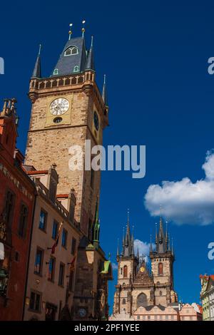 Monumenti famosi di Praga. Chiesa di nostra Signora prima Tyn torri gemelle gotiche e l'orologio astronomico nella piazza della città vecchia Foto Stock