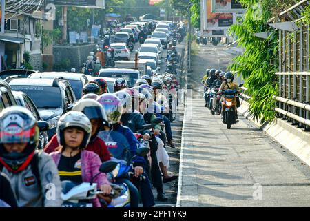 Malang, Indonesia. 16th Mar, 2023. Persone bloccate in ingorghi di traffico durante l'ora di punta a Malang. La polizia nazionale indonesiana (Polri) ha rilevato che il numero di veicoli a motore in Indonesia ha raggiunto i 152,51 milioni di unità a dicembre 31 2022. Di questi, 126,99 milioni di unità o il 83,27% di esse sotto forma di motocicletta. In Indonesia, 19,31 milioni di veicoli a motore sono autovetture. (Foto di Moch Farabi Wardana/Pacific Press) Credit: Pacific Press Media Production Corp./Alamy Live News Foto Stock