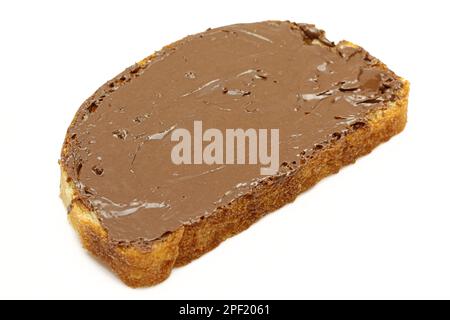 Fetta di pane con crema di cioccolato dolce spalmata sulla parte superiore isolata su sfondo bianco Foto Stock