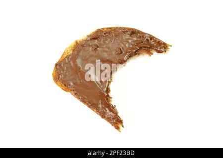 Pezzetti di pane con crema di cioccolato sparsi isolati su fondo bianco Foto Stock